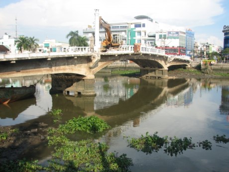 Công nhân tháo dỡ cầu Đúc rơi xuống sông mất tích